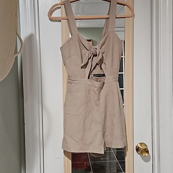 ABERCROMBIE Khaki short romper woth cut out. Size 0 NWT - Picture 4 of 11